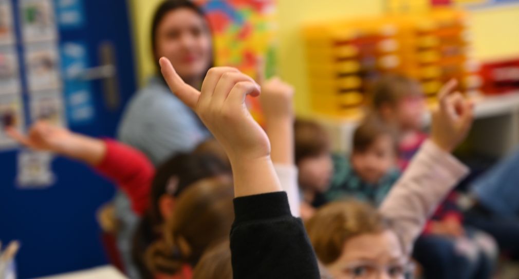 20.01.20 Villingendorf_073_1010x544.jpg Kinder melden sich mit gestreckten Finger im Unterricht.